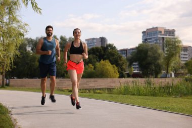 Sağlıklı bir yaşam tarzı. Dışarıda koşan mutlu çift, mesaj için yer.
