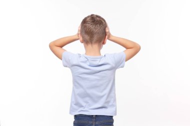 Disleksi sorunu. Kafasını beyaz arka planda tutan çocuk, arka plan