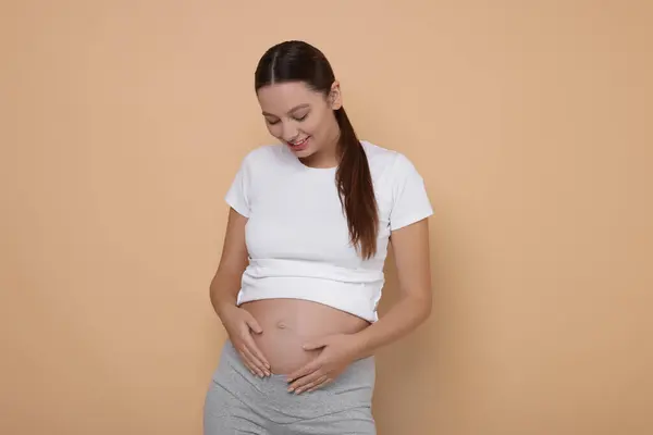 Vacker Gravid Kvinna Vit Shirt Beige Bakgrund — Stockfoto