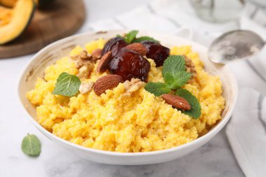 Lezzetli mısır unu, fındıklı ve naneli, beyaz mermer masada, yakın plan.