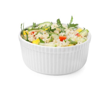 Sebzelerle pişirilmiş bulgur ve beyaz kasede izole edilmiş roka.