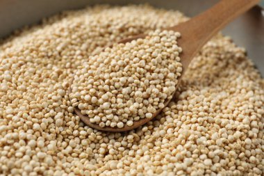 Kuru kinoa tohumları ve kaşık kasede, yakın çekim.