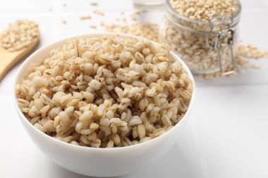 Lezzetli inci arpası beyaz döşeme üzerinde kasede, yakın plan