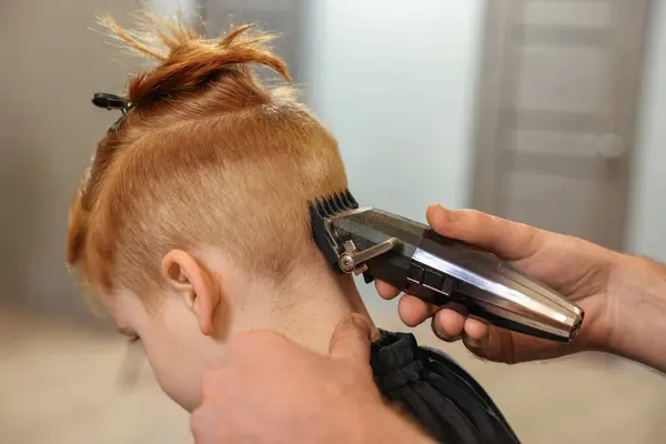 美容院 クローズアップで男の子の髪を切るプロの美容師 — ストック写真