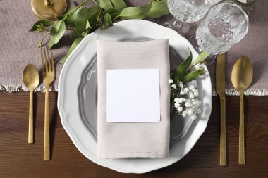 Boş kart ve çiçek dekoru ile güzel bir masa, düz yatıyordu.