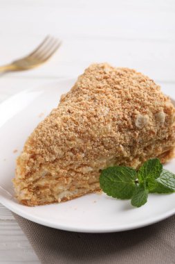 Bir parça nefis Napolyon pastası, üzerinde nane şekeri olan, yakın plan.