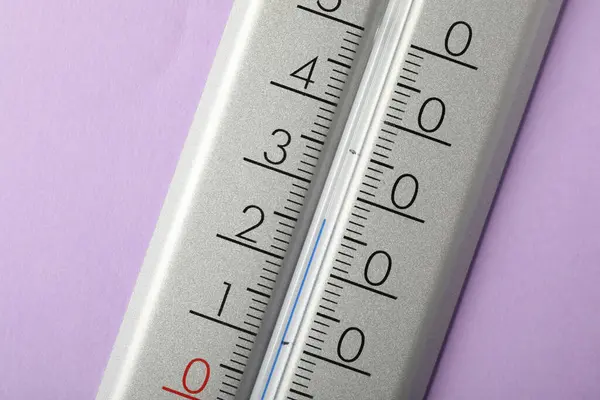 ライラックを背景にした近代的な天気温度計 クローズアップ ロイヤリティフリーのストック写真