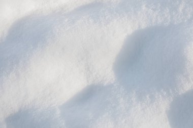 Arka plan olarak beyaz kar, üst manzara. Kış mevsimi