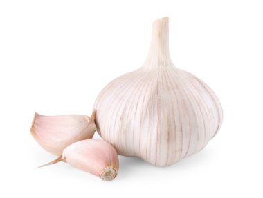 Taze sarımsak ve karanfil başı beyazda izole edilmiş.