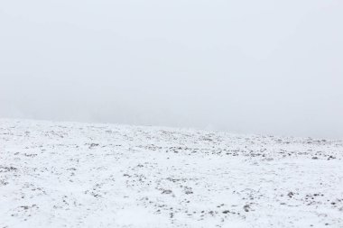 Kış günü karlı tepenin manzarası