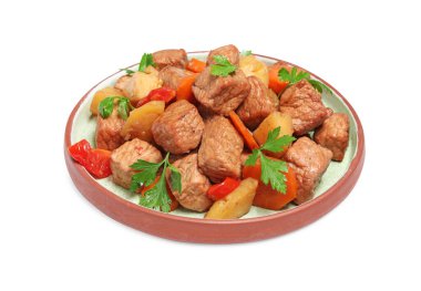 Beyaz üzerine izole edilmiş lezzetli gulaş tabağı.