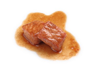 Lezzetli pişmiş sığır eti parçaları beyaza izole edilmiş. Lezzetli gulaş.