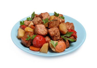 Beyaz üzerine izole edilmiş lezzetli gulaş tabağı.