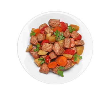 Lezzetli gulaş tabağı beyaza izole edilmiş, üst manzara