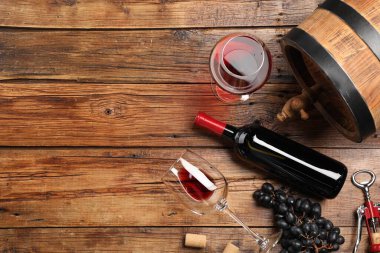 Şarap yapımı. Lezzetli şarap ve fıçıyla ahşap masa üzerinde düz kompozisyon, metin için boşluk