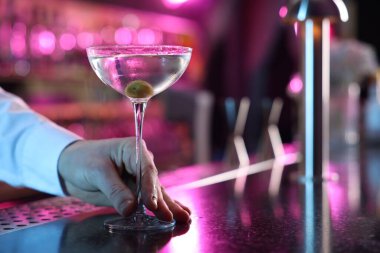 Barda taze Martini kokteyli olan barmen, yakın plan. Metin için boşluk