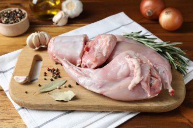 Tahta masada taze çiğ tavşan eti ve baharatlar.