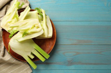 Açık mavi ahşap masa üzerinde rezene ampulleri, üst manzara. Metin için boşluk