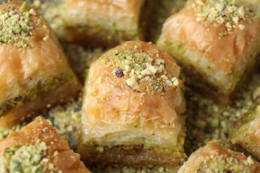 Masada fındık dilimlenmiş enfes taze baklava, yakın plan. Doğu tatlıları