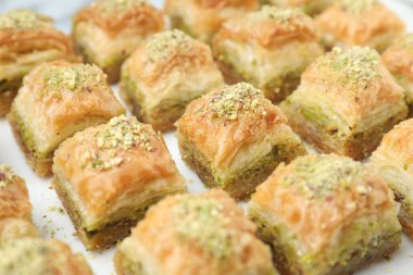 Beyaz masada doğranmış fındıklı enfes taze baklava, yakın plan. Doğu tatlıları