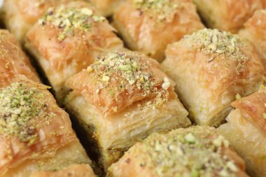 Arka plan olarak doğranmış fındıklı enfes taze baklava, yakın plan. Doğu tatlıları