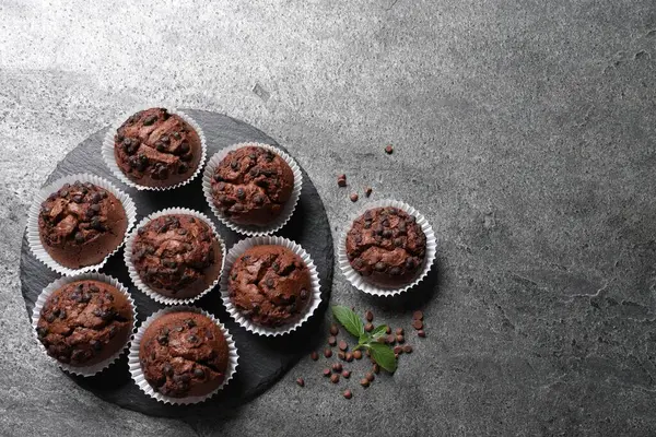 Leckere Schokoladenmuffins Auf Grauem Tisch Flach Gelegt Raum Für Text — Stockfoto