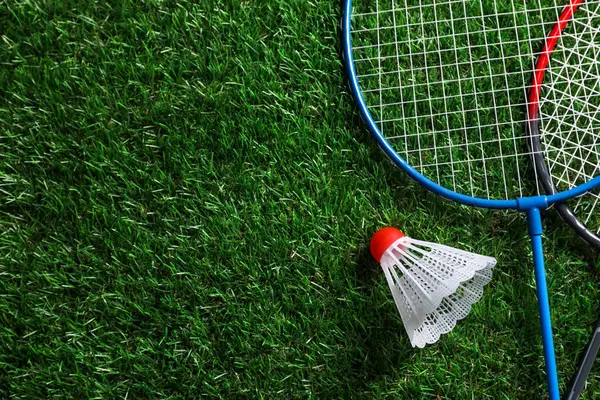 Two Badminton Rackets Shuttlecock Green Grass Top View Space Text — Stock Photo, Image