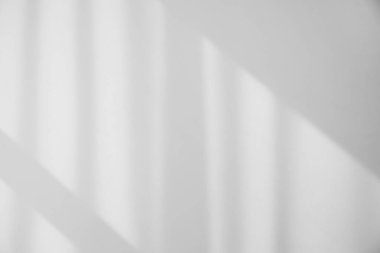 Pencerenin gölgesi ve içerideki beyaz duvarın perdeleri