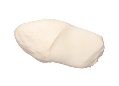 Beyaz üzerine izole edilmiş mozzarella peyniri dilimi.