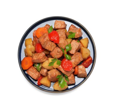 Lezzetli gulaş tabağı beyaza izole edilmiş, üst manzara