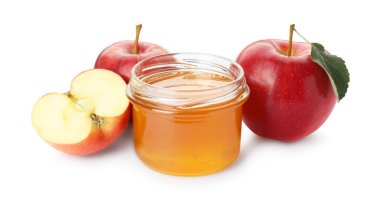 Lezzetli elmalar ve bal kavanozu beyaza izole edilmiş.