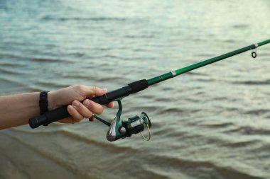 Nehir kenarında olta balıkçısı, yakın plan.