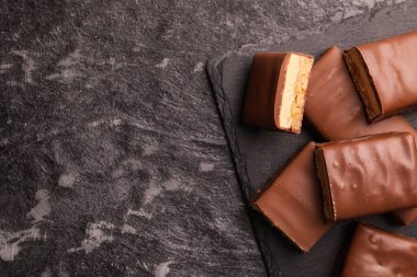 Gri desenli masa üzerinde fındıklı çikolatalar, üst manzara. Metin için boşluk