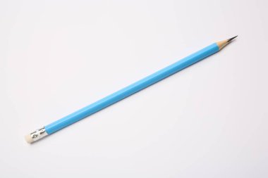 Beyaz arkaplanda keskin grafit kalem, üst görünüm