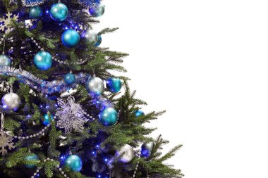 Süslerle süslenmiş güzel Noel ağacı ve beyaz üzerine izole edilmiş neşeli ışıklar.