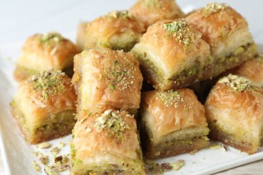 Lezzetli taze baklava, yanında da doğranmış fındık, yakın plan. Doğu tatlıları