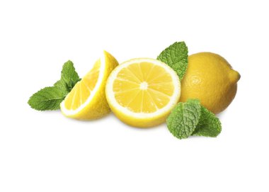 Taze limonlar ve yeşil nane şekeri beyaza izole edilmiş.