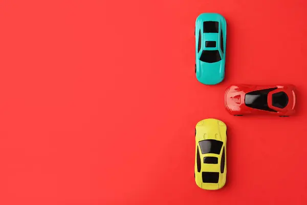 赤い背景 平らな層の異なった明るい車 テキスト用スペース — ストック写真