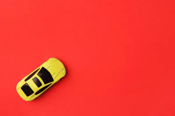 Jedno Žluté Auto Červeném Pozadí Výhled Shora Mezera Pro Text — Stock fotografie