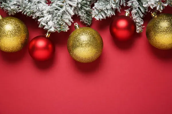 Boules Noël Branches Sapin Avec Neige Sur Fond Rouge Pose Photos De Stock Libres De Droits