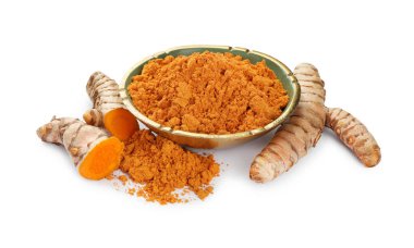 Beyaz üzerine izole edilmiş aromatik zerdeçal tozu ve ham kökleri olan bir kase.