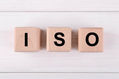 Uluslararası Standartlaştırma Örgütü. Kısaltmalı küplerin ISO 'su beyaz ahşap masa, üst görünüm