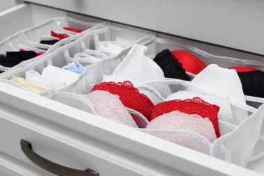 Çekmecede güzel kadın iç çamaşırları olan organizatörler, yakın plan.