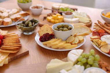 Ahşap masada servis edilen çeşitli aperatifler.