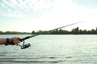 Nehir kenarında olta balıkçısı, yakın plan.