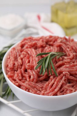 Taze çiğ et ve biberiye masada, yakın plan.