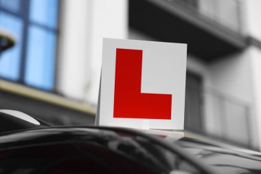 Arabanın çatısı açık havada. Sürücü kursu