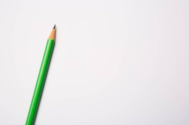 Beyaz zemin üzerinde keskin grafit kalem, üst görünüm. Metin için boşluk