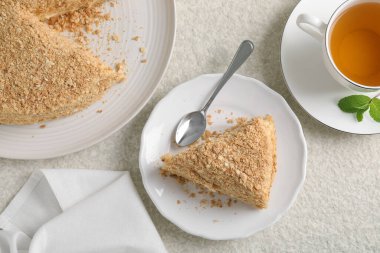 Lezzetli Napolyon keki bej masada servis ediliyor.