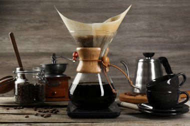 Kahveli ve fasulyeli cam kimya kahve makinesi.